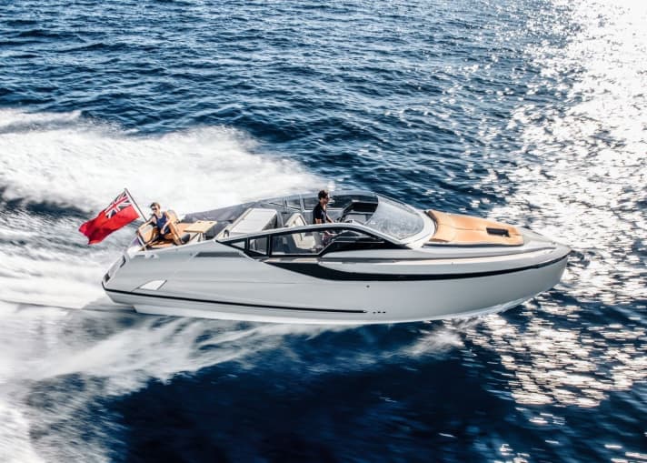 Schnell unterwegs: Mit der Maximal-Motorisierung erreicht die Fairline F33 einen Topspeed von 48 Knoten. Den Rumpf berechnete J&J, das Exteriorstyling stammt von Alberto Mancini. | i.