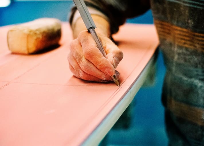 Sandwich-Material wird beim Brettbau zwischen den Schaumkern und das Deckgewebe aus Carbon oder Glasfaser gelegt. Je besser und dicker die Sandwich-Schicht ist, desto weniger schlagen harte Landungen und Tritte auf den Kern durch, das Brett wird weniger schnell weich.