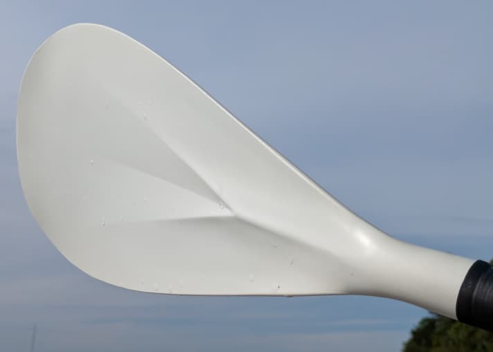 The blade is sturdy; it feels a little flexible on land, but this has hardly any effect on the water.
