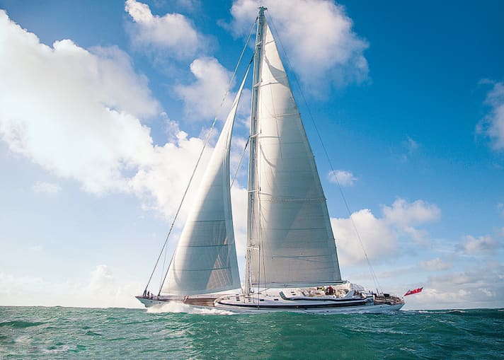 Le "M5" mesure 4 538 mètres carrés de surface de voile