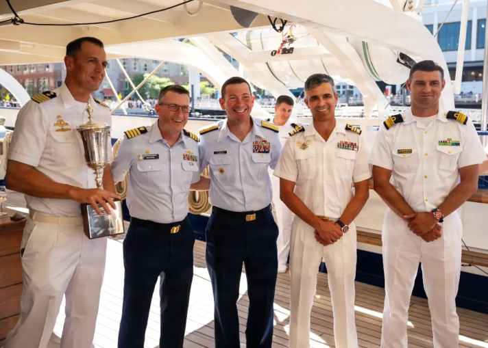 Kapitän zur See Elmar Bornkessel (links) mit der Five Sisters Trophy und den Kommandanten der Schwesterschiffe nach der Siegerehrung an Bord von “Gorch Fock”.