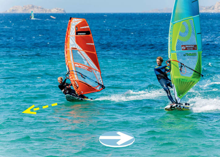 Im Idealfall zieht der überholende Surfer (links) auf der Luvseite vorbei, um freien Wind zu haben