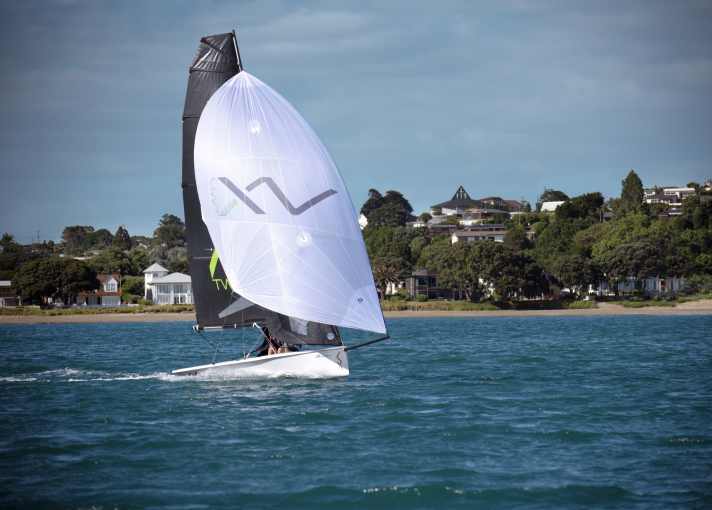 VX two : longueur de la coque 4,78 m ; largeur 1,74 m ; poids 93 kg ; à partir de 26 000 euros.