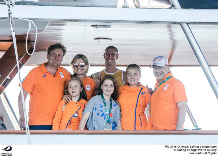   La famille royale néerlandaise et ses enfants ont célébré une dernière fois la médaille d'or remportée prématurément avec leur champion olympique Dorian van Rijsselberge.