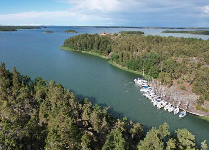 Porto turistico di Bomarsund, vista verso nord-est. Sullo sfondo, al centro, si vede il Notvikstornet. La fortezza e il centro visitatori si trovano sulla destra dell’immagine.