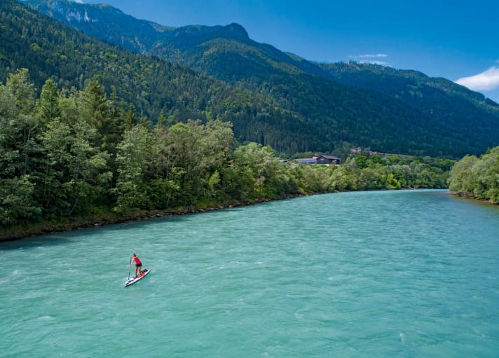 The Drau usually flows calmly and serenely here. This time, heavy rainfall and late snowmelt create waves and plenty of speed over the first few kilometres.
