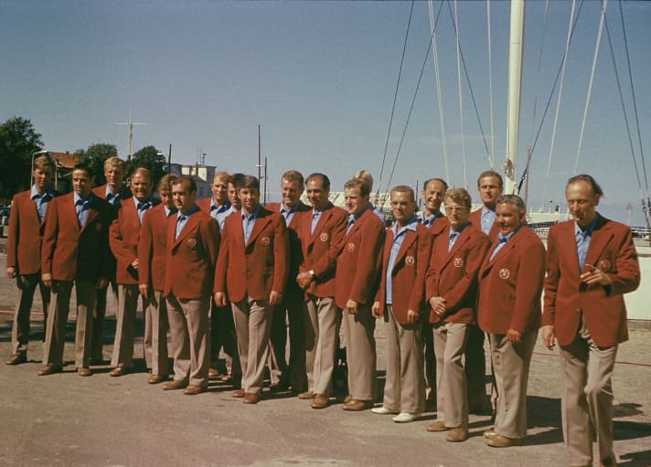   Nel 1972, due squadre olimpiche tedesche gareggiarono per la prima volta al largo di Kiel, ognuna con il proprio emblema (con un martello e un compasso circondati da una corona di spighe di grano come simbolo dell'alleanza tra operai, agricoltori e intellighenzia per la squadra nazionale di vela della Germania Est), la propria bandiera e il proprio inno. La foto mostra la squadra nazionale di vela della Germania Est, nome ufficiale della DDR ai Giochi Olimpici. Foto: Archivio André Keil