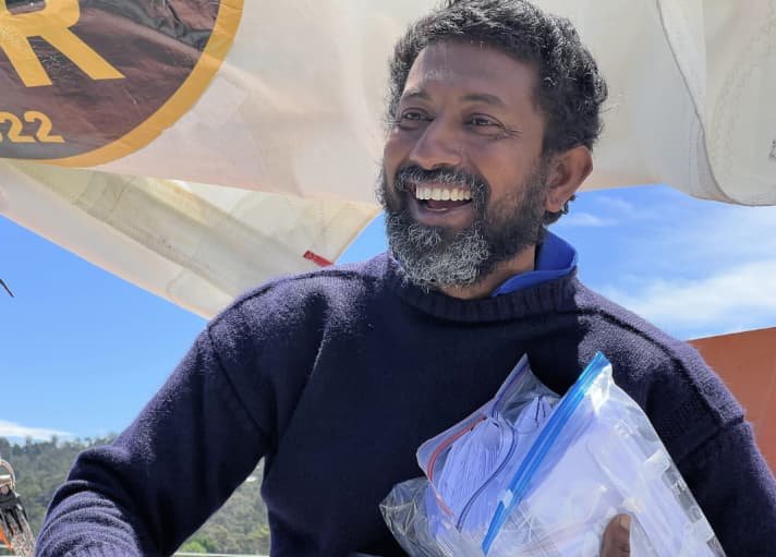 Beim Stopp vor Kapstadt war Abhilash Tomy frustriert und verärgert von den Regeln des Rennens. Doch als er Wochen später Tasmanien erreicht, wirkt der Skipper aus Indien wie ausgewechselt und wieder gut gelaunt