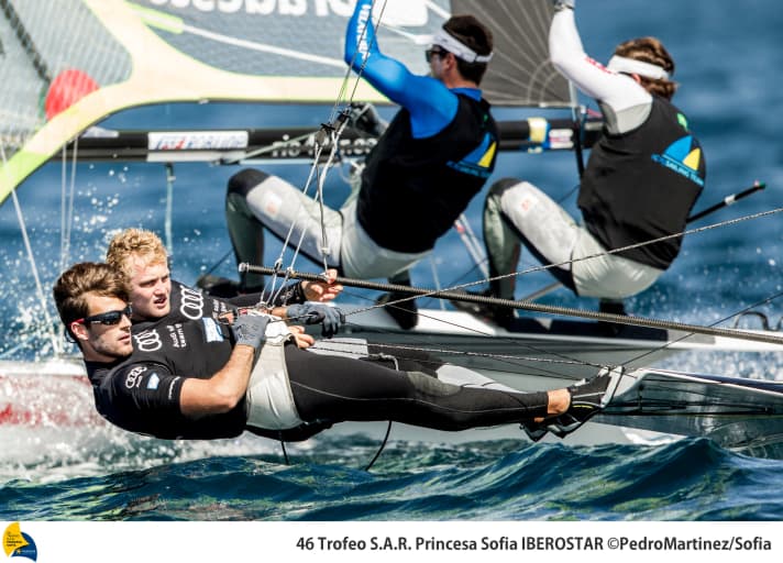   Ad inseguire Erik Heil e Thomas Plößel nella finale delle qualificazioni olimpiche nazionali al largo di Palma di Maiorca dal lunedì di Pasqua, a quattro punti di distanza: Justus Schmidt e Max Boehme del Kiel Yacht Club. Il loro nuovo 49er ha un nome combattivo, "Pussy Galore", che segue le orme del suo predecessore "Honey Ryder".