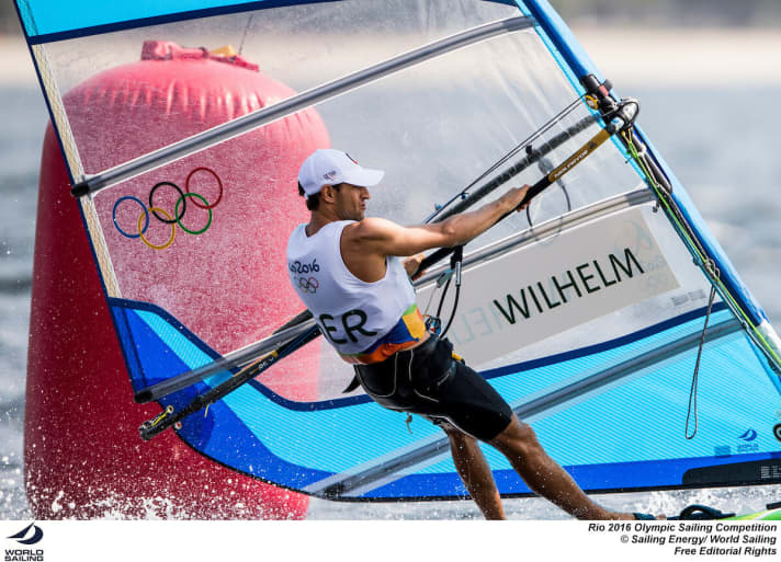   Le surfeur de RS:X Toni Wilhelm se classe septième après six courses.
