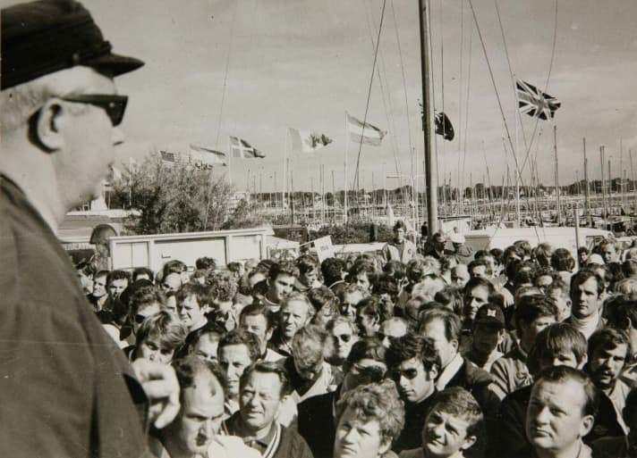   Otto Schlenzka 1970 bei einer Steuermannsbesprechung in Kiel