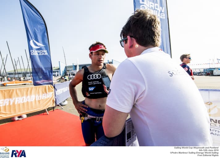   Zurück an jenem Ort, an dem er vor vier Jahren die olympische Bronze-Medaille verpasst hatte: Toni Wilhelm im Interview. Der Schwarzwälder startet im August zum dritten Mal bei Olympischen Spielen und führt das Weltcup-Klassement in Weymouth nach vier Rennen an