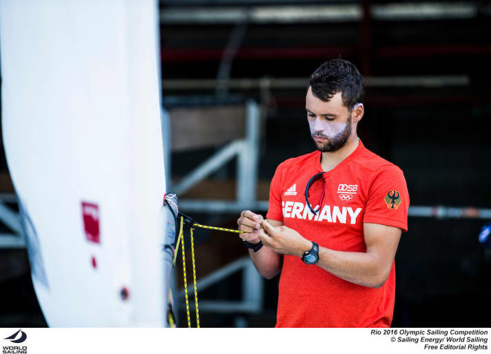   Konzentriert bereitet sich Philipp Buhl auf den nächsten Segeltag vor