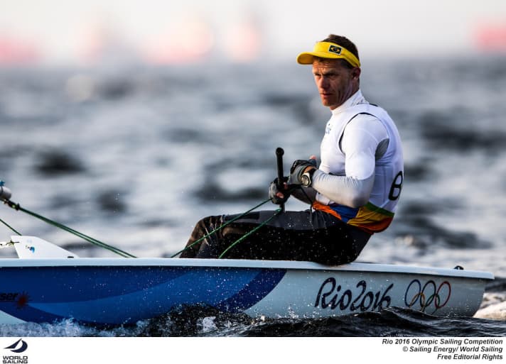   Auch Brasiliens Segelstar Robert Scheidt erlebt zum Auftakt seiner Heimspiele eine Ergebnis-Achterbahnfahrt, liegt nach den Rängen 23, 1, 27, 4 auf Platz acht