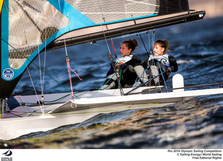   Kamen nach ihrem Frühstart vom Vortag wieder besser in Fahrt: Victoria Jurczok und Anika Lorenz im 49erFX