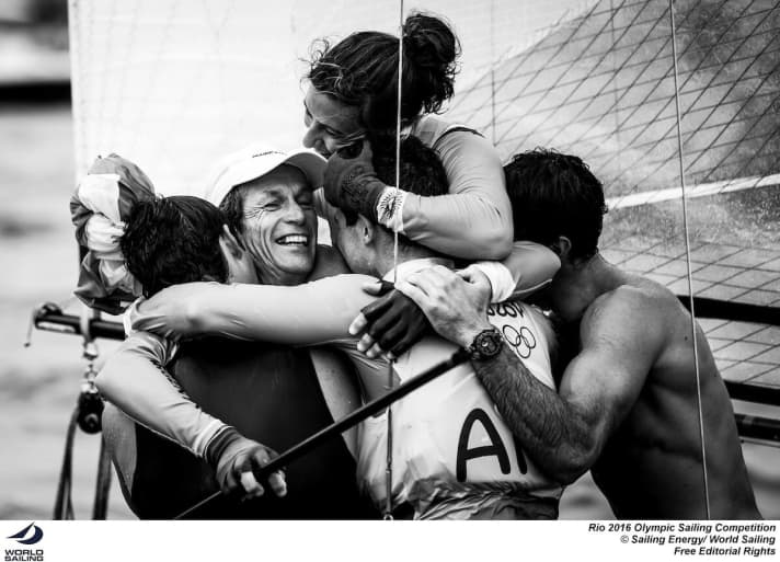   Papà mostra ai figli come si vince l'oro olimpico: Lange è abbracciato calorosamente dalla sua prodiera Cecilia e dalla famiglia