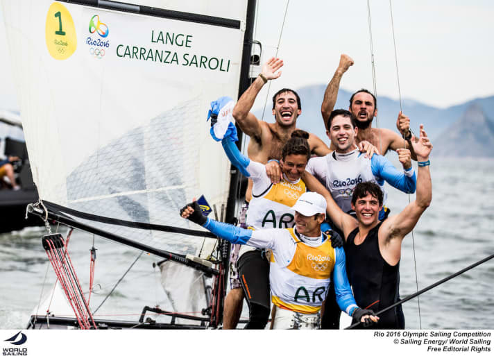   Santiago Lange et Cecilia Carranza Saroli remportent la médaille d'or pour l'Argentine à l'âge de 54 ans.