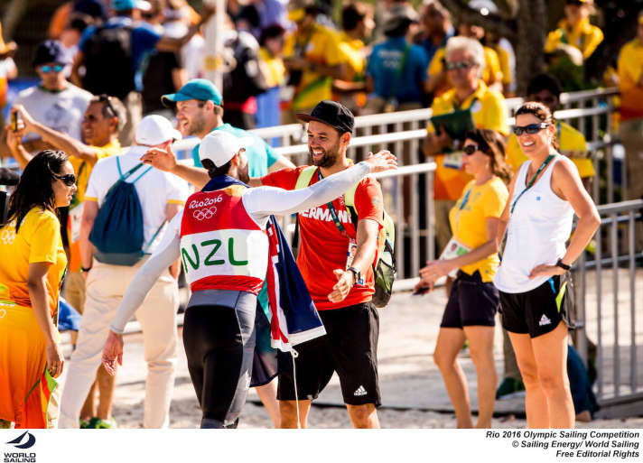   Belle scène sur la plage de Flamengo : le numéro un mondial Philipp Buhl, éliminé prématurément, se réjouit sincèrement avec le barreur néo-zélandais Sam Meech de sa médaille de bronze.