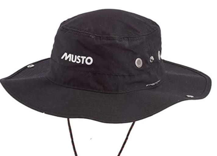  Musto hat