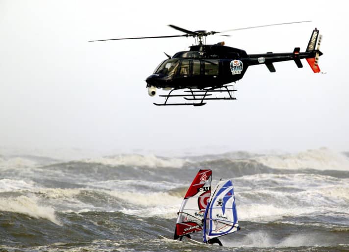 Klaas Voget and Torben Sonntag perform during the Red Bull Storm Chase on Norderney (31 October 2012).