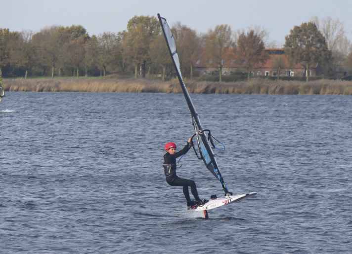 Moritz has found the perfect set-up with a 78 centimetre wide board and 650 front wing. The 12-year-old has been foiling for two years.