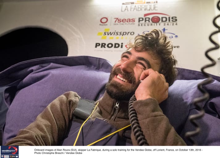   Sta parlando con lei? Lo skipper della Vendée Alan Roura (Svizzera) felice