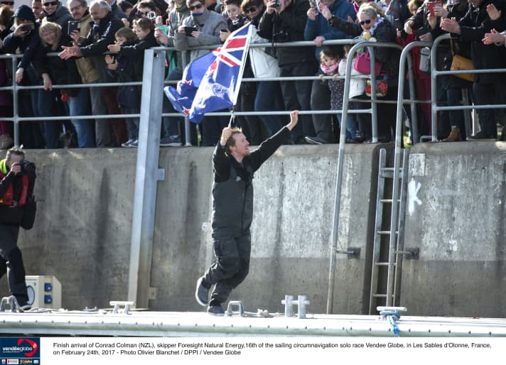   Ein Kiwi im Glück: Colman schwenkt die neuseeländische Flagge und wird von den Fans in Les Sables d'Olonne stürmisch gefeiert