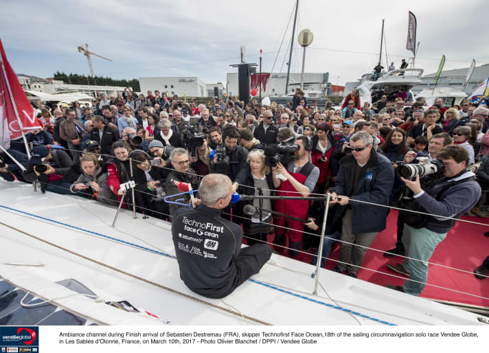   Ein Auflauf wie beim Sieger: Sébastien Destremau wird nach seiner Ankunft im Start- und Zielhafen Les Sables d'Olonne bestürmt