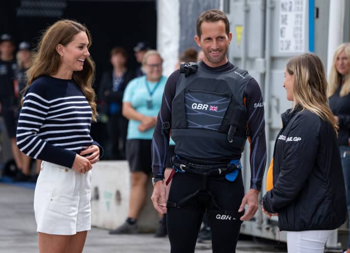 Le celebrità della vela non sono rare alle regate SailGP: qui, la Duchessa di Cambridge visita il Gran Premio di Gran Bretagna e il team di Sir Ben Ainslie. Kate ha fatto una buona impressione anche durante la navigazione come timoniera ospite in azione sul veloce catamarano britannico