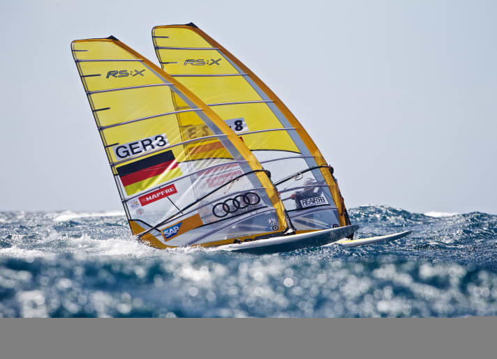   Toni Wilhelm surft vor Palma de Mallorca