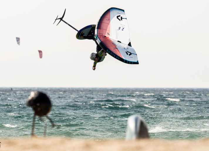 Nia Suardiaz hat alle Tricks in petto, inklusive einhändiger Back Flips