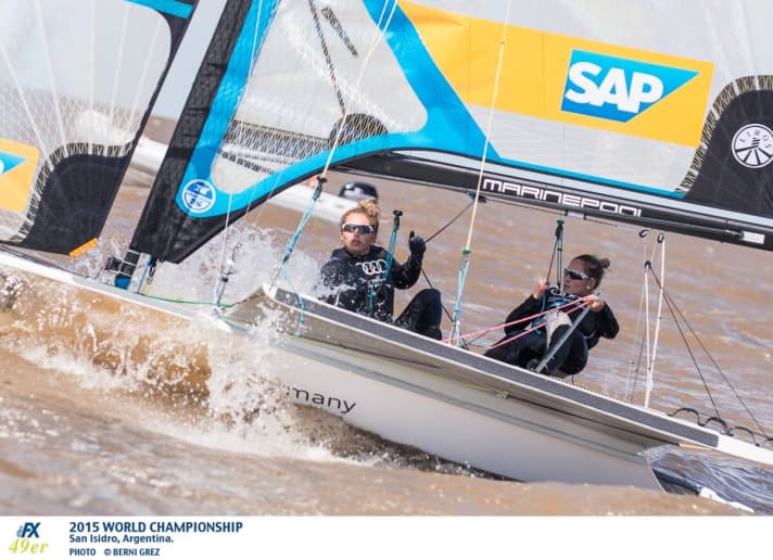   Führen die nationale Olympia-Ausscheidung nach der ersten von drei Qualifikationsregatten mit insgesamt 14 Punkten vor Tina Lutz/Susann Beucke (7 Punkte), Leonie Meyer/Elena Stoffers (6 Punkte) und den Wedemeyer-Schwestern (5 Punkte) an: Victoria Jurczok und Anika Lorenz vom Verein Seglerhaus am Wannsee. Die WM markiert die zweite Ausscheidungsregatta