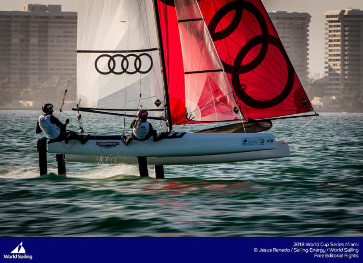  Johannes Polgar und Carolina Werner sind im Nacra 17 stark in ihre erste gemeinsame Weltcup-Regatta eingestiegen und liegen nach den ersten beiden Wettfahrten auf Platz 7 