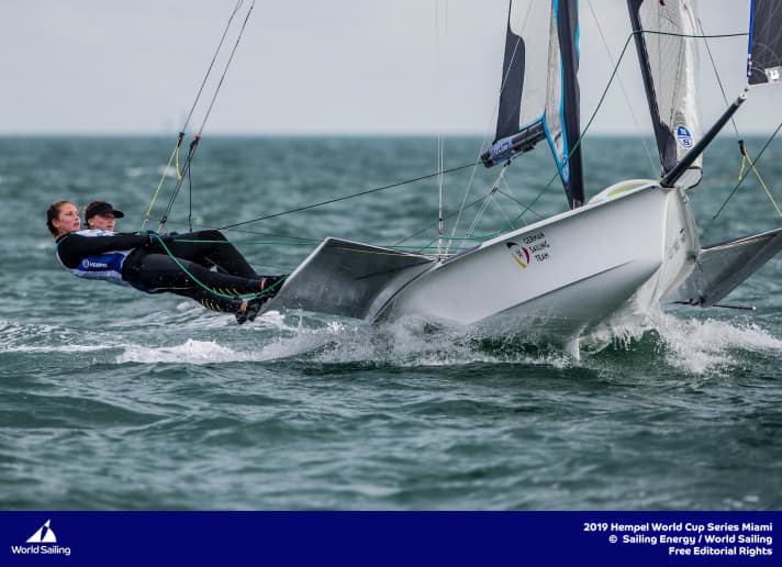   Waren erneut rasant unterwegs, im letzten Rennen des Tages etwas zu rasant am Start: die 49erFX-Seglerinnern Vicky Jurczok und Anika Lorenz