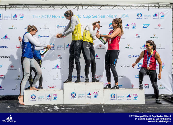   Vier deutsche Seglerinnen und zwei Brasilianerinnen feiern auf dem 470er-Weltcup-Podium