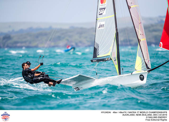   Müssen im Heimatrevier um den angestrebten WM-Titel kämpfen, konnten aber Erik Heil und Thomas Plößel das gelbe Trikot auch zwei Tage vor WM-Ende nicht entreißen: die 49er-Olympiasieger und America's-Cup-Verteidiger Peter "Pistol Pete" Burling und Blair Tuke