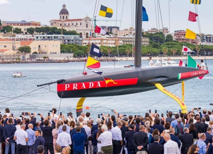   Am Mittwoch in Cagliari DAS Fotoobjekt der Begierde aller Taufgäste: die neue "Luna Rossa"
