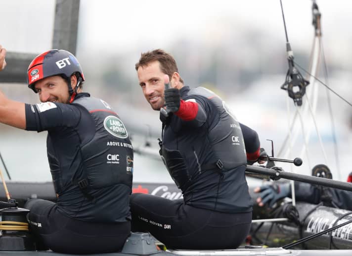   Pour les fans, le duc et la duchesse de Cambridge et le compte de points de la série ACWS : Sir Ben Ainslie se réjouit de la victoire sur son terrain d'origine
