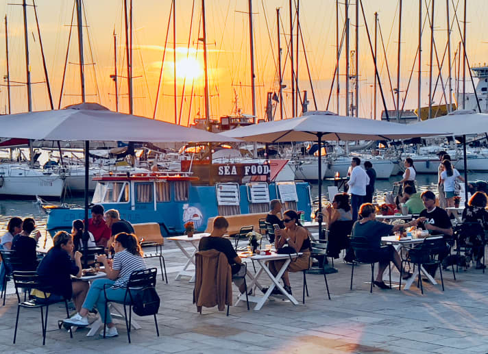 Le port de Livourne. Fruits de mer du bateau