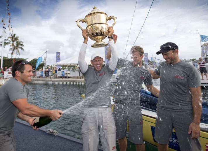   C'est ici que Francesco Bruni et son équipe italienne Luna Rossa célèbrent leur victoire à la Bermuda Gold Cup. Les navigateurs adorent cette zone de rêve, plus proche de l'Europe que d'autres sites américains. Ce serait toutefois une première si les Américains ne défendaient pas la Coupe dans les eaux américaines. Les Bermudes sont un territoire britannique d'outre-mer dont l'un d'entre eux se réjouirait probablement tout particulièrement : la superstar anglaise de la voile Ben Ainslie mènera une équipe britannique de la Coupe à la conquête de la timbale d'argent.