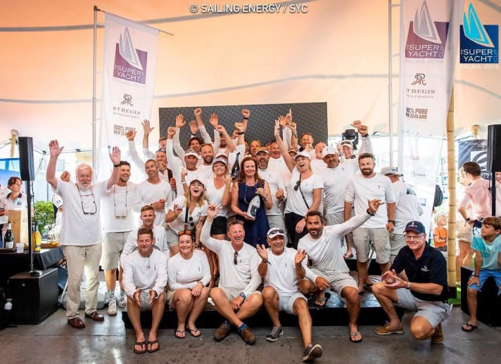   Die "Topaz"-Crew feiert ihren Klassensieg bei der Siegerehrung in Palma de Mallorca