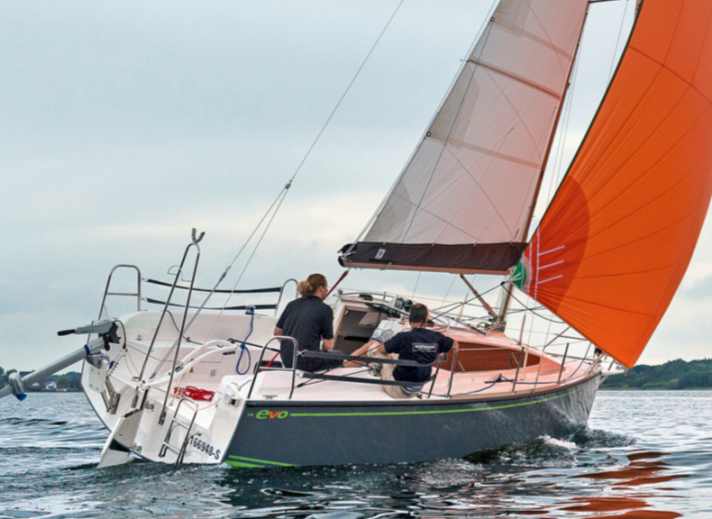 Progettista J. Daszkiewicz; lunghezza scafo 7,35 m; larghezza 2,55 m; pescaggio/alternanza 0,32-1,35/1,76 m; peso 2,1 tonnellate.