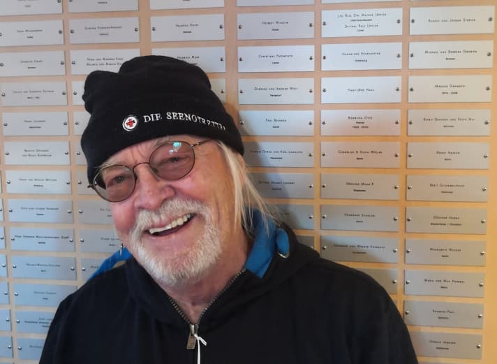 Nach der Rettung bekamen Pete Sage und seine Frau erst einmal warme Kleidung