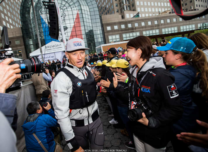   Sulla strada per il primo giorno di gara, che era solo una "mezza": Lo skipper Jimmy Spithill