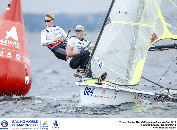   Mantenere una visione d'insieme in ogni momento della giornata di lunedì: i velisti del 49er Tim Fischer e Fabian Graf