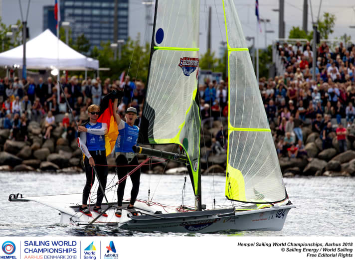   L'équipier Fabian Graf crie sa joie : c'est la médaille de bronze pour la jeune équipe allemande et son barreur Tim Fischer.