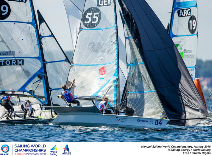   Vicky Jurczok e Anika Lorenz hanno salutato positivamente i Campionati del Mondo con buone gare nell'ultima giornata della flotta oro FX, risalendo di 13 posizioni dopo una settimana difficile. Nel complesso, però, le berlinesi non sono soddisfatte del 16° posto ai Campionati del Mondo.