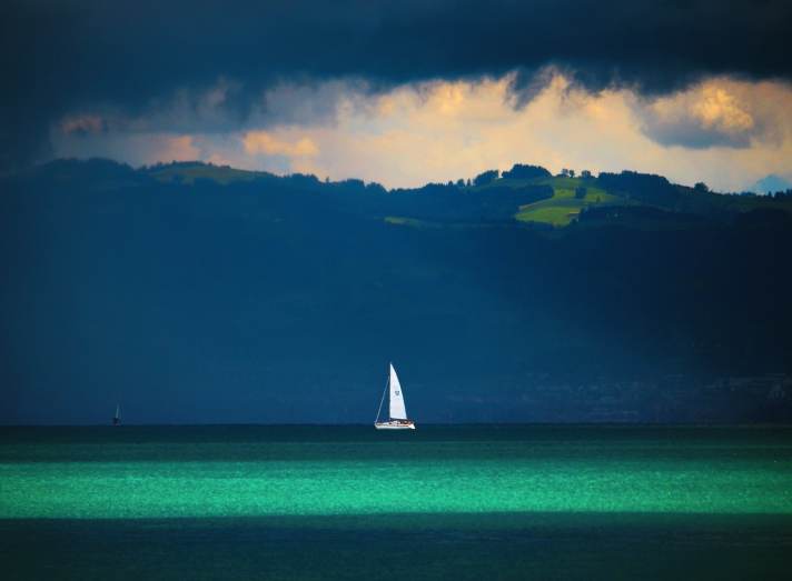 Des nuages sombres planent au-dessus du lac de Constance : surtout en été, le temps peut changer très rapidement.