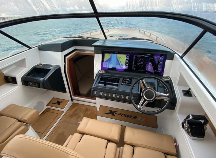 Comfortable and elegant: the cockpit is spacious and can be closed off completely windproof with the driving tarpaulin | en