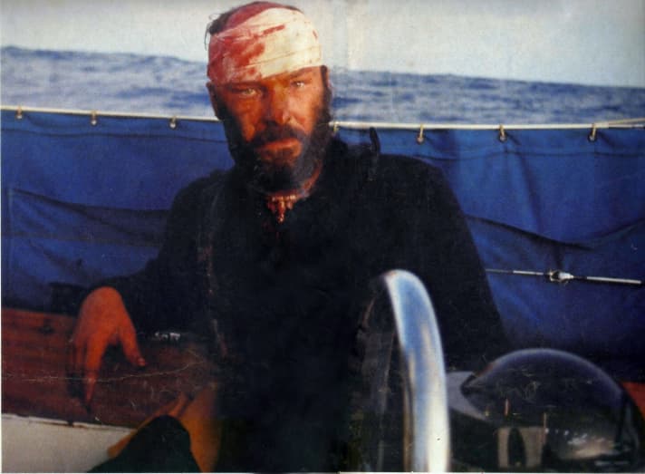   Hubert Müller avec un bandage à la tête dans le cockpit. Il dit avoir été blessé par les femmes la nuit du crime